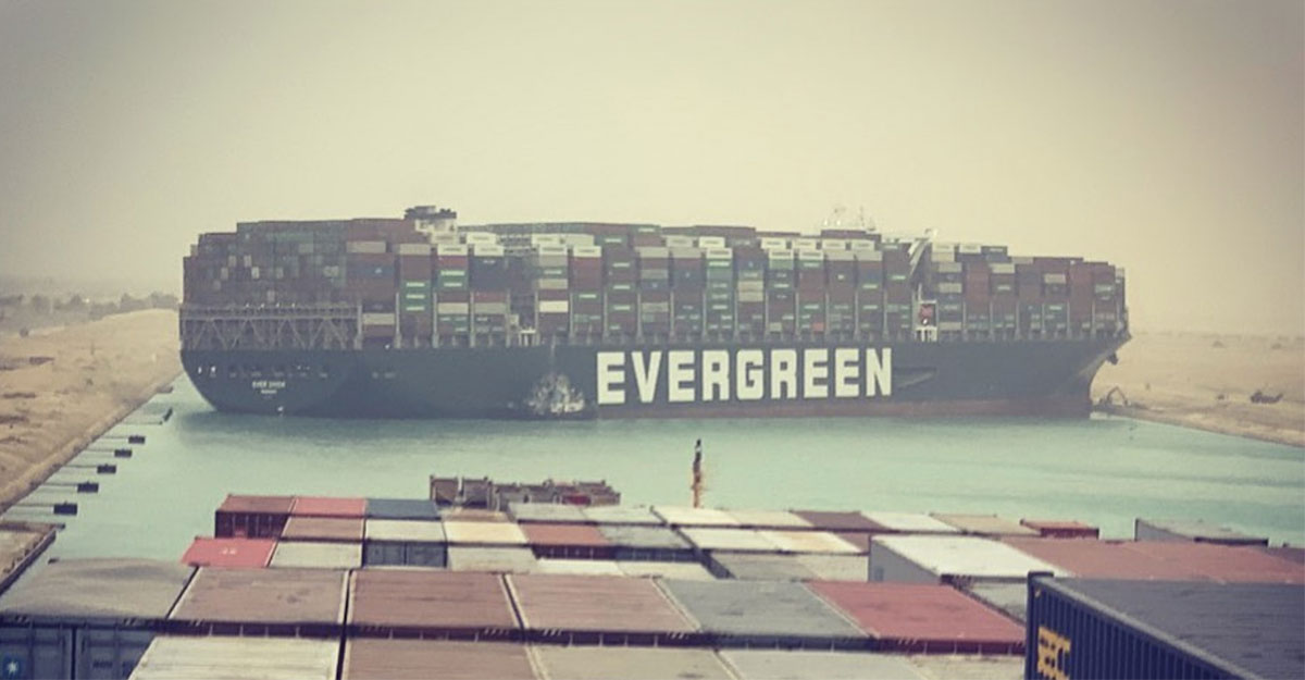 জাহাজ আটকে বন্ধ সুয়েজ খাল