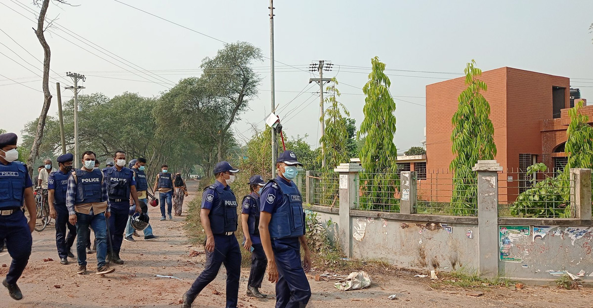 সালথায় মানুষের চোখে-মুখে আতঙ্ক, পড়ে আছে ক্ষত চিহ্ন