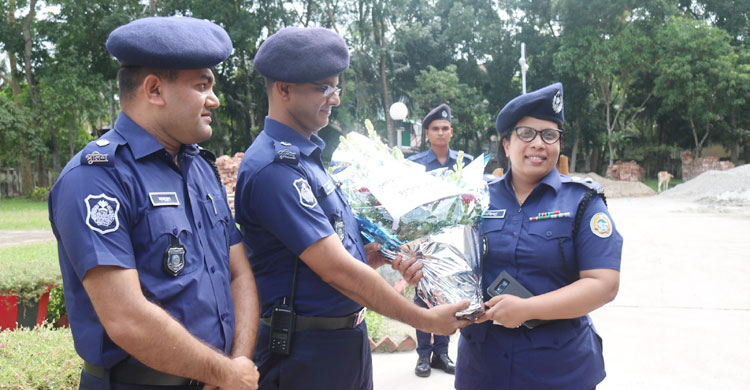 ঝালকাঠিতে যোগদানের সময় ফাতিহা ইয়াসমিন