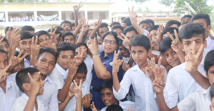 শিক্ষার্থীদের সঙ্গে এসপি ফাতিহা