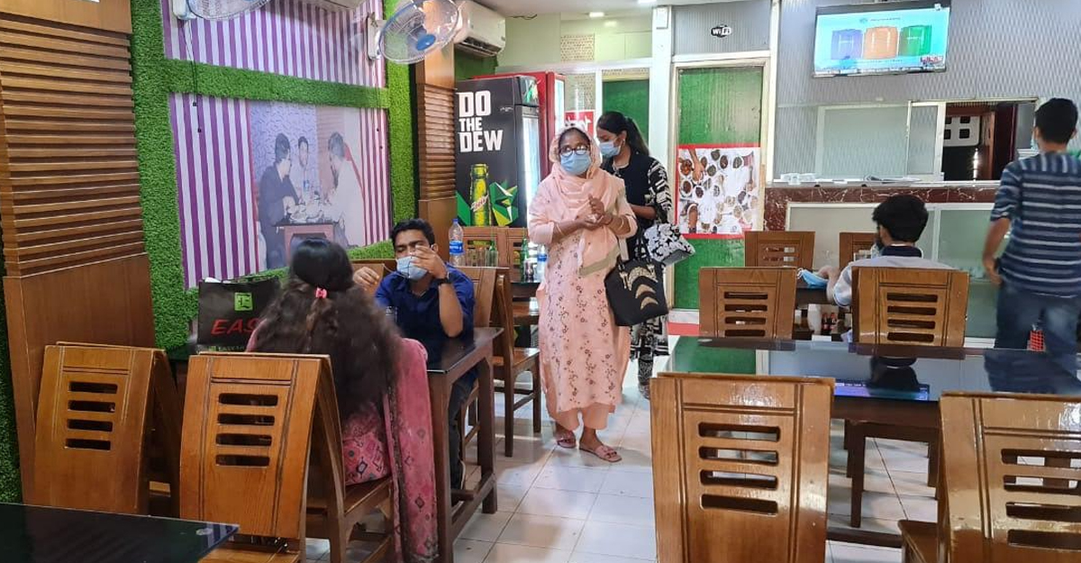 হোটেলে খাবার পরিবেশন করে গুনতে হলো জরিমানা