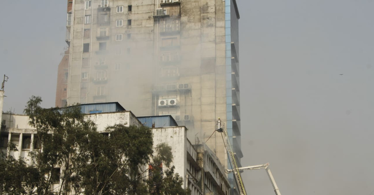 মতিঝিলে বহুতল ভবনের আগুন নিয়ন্ত্রণে