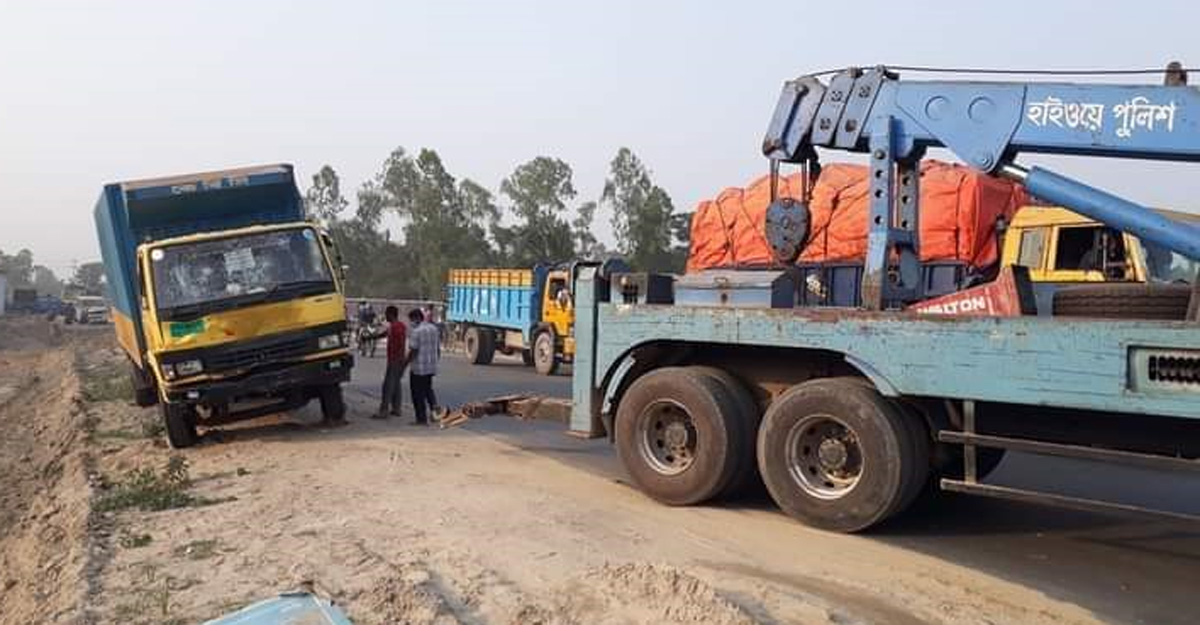 কাভার্ডভ্যানের চাপায় এক পরিবারের ৪ জন নিহত