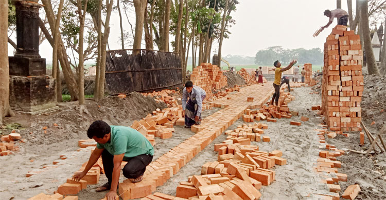 চলছে ঠাকুরবাড়ির অভ্যন্তরে ৫০০ মিটার এইচবিবি সড়কের কাজ