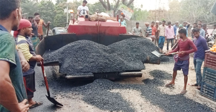 নির্মাণ করা হচ্ছে পিচঢালা সড়ক