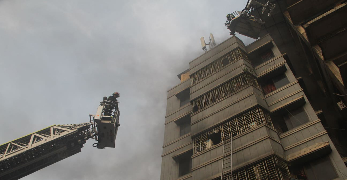 আরমানিটোলায় আগুন : চিলেকোঠা থেকে আরও ২ মরদেহ উদ্ধার