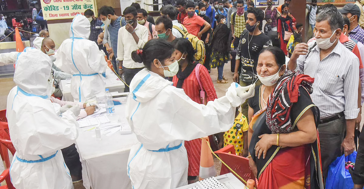 ভারতে করোনায় দৈনিক সংক্রমণ ছাড়িয়েছে পৌনে দু’ লাখ, মৃত্যু ১০২৬