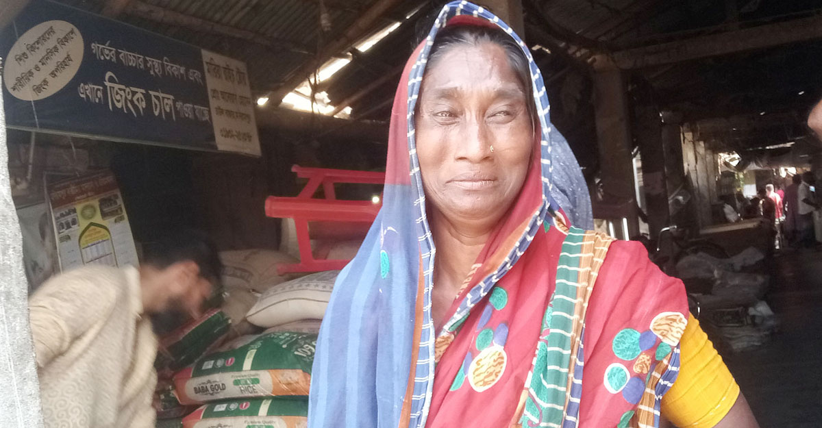 চাল চুরি হওয়ায় কাঁদছেন কুলসুম