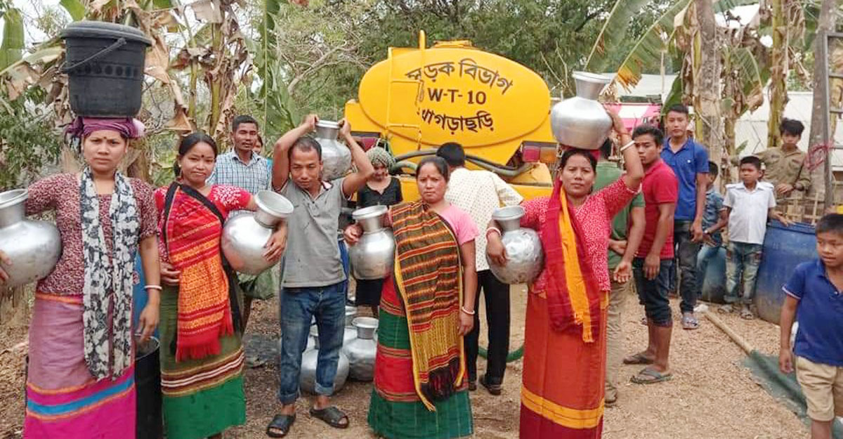 পানি নিয়ে হাজির হলো সড়ক বিভাগ