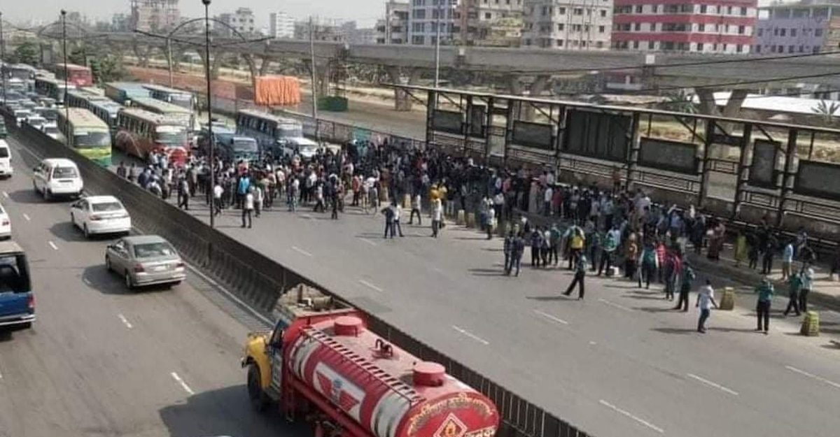 খিলক্ষেত সড়কে বাস আটকে বিক্ষোভ