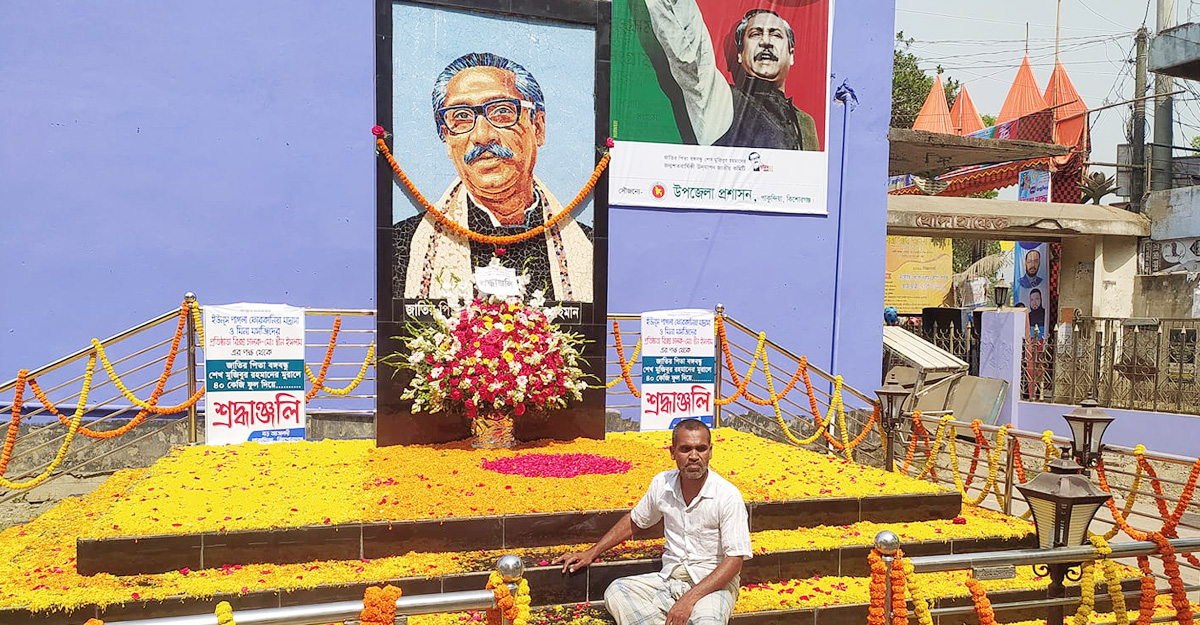 ৪০ কেজি ফুল দিয়ে বঙ্গবন্ধুর ম্যুরাল সাজালেন রিকশাচালক