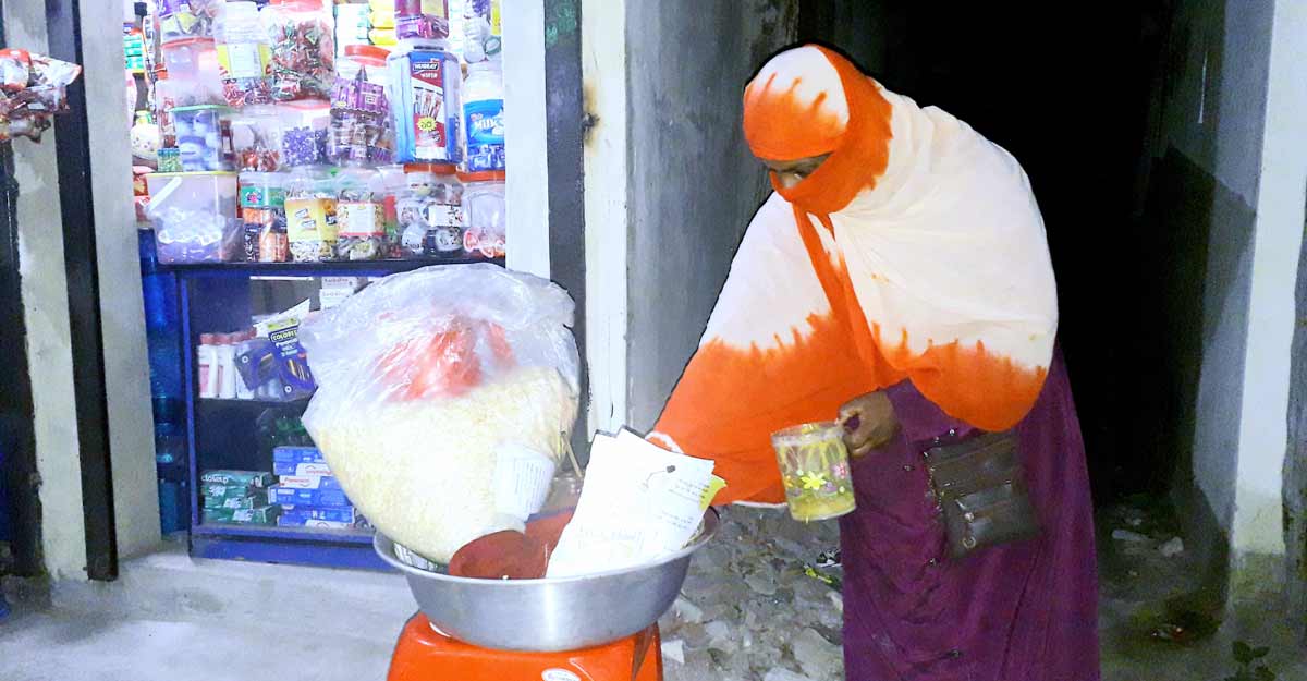 ঘুরে ঘুরে ঝালমুড়ি বিক্রি করেন মর্জিনা