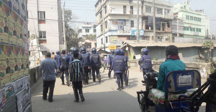 টহলরত পুলিশ সদস্যরা