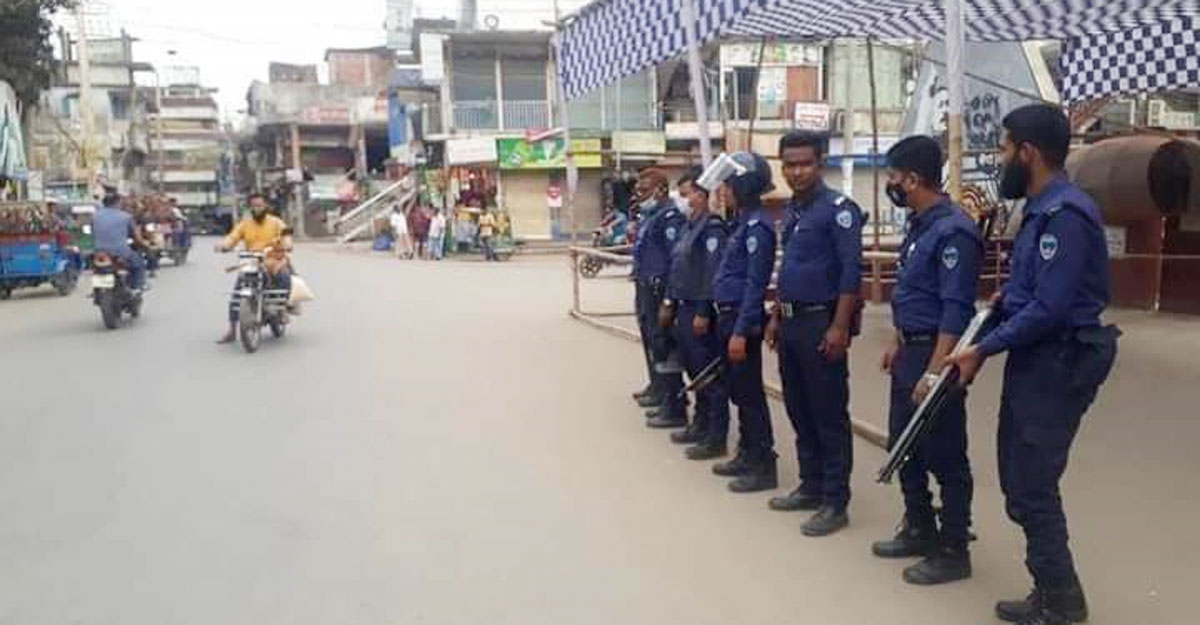 বসুরহাটে কঠোর অবস্থানে পুলিশ, আতঙ্কে সাধারণ মানুষ