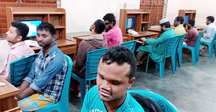 কম্পিউটার প্রশিক্ষণ নিচ্ছেন শারীরিক প্রতিবন্ধীরা