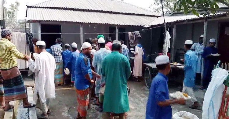 লাইনে দাঁড়িয়ে খাবার সংগ্রহ করছেন