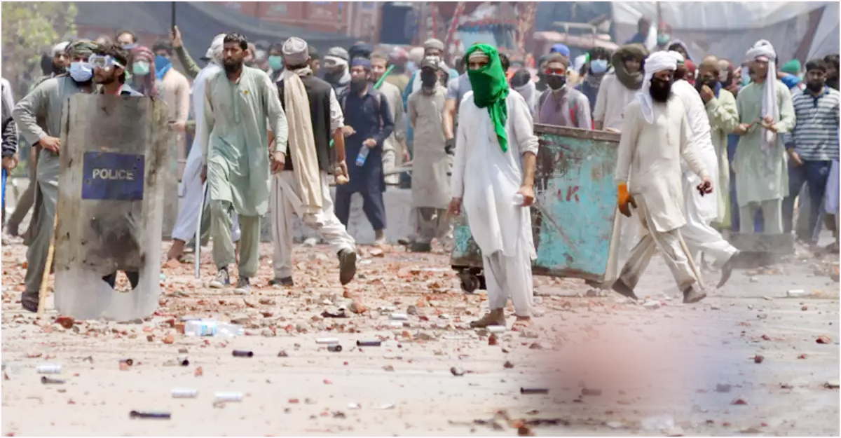 লাহোরে পুলিশের সদর দফতরে জিম্মিদশা, প্রাণঘাতী সংঘর্ষ