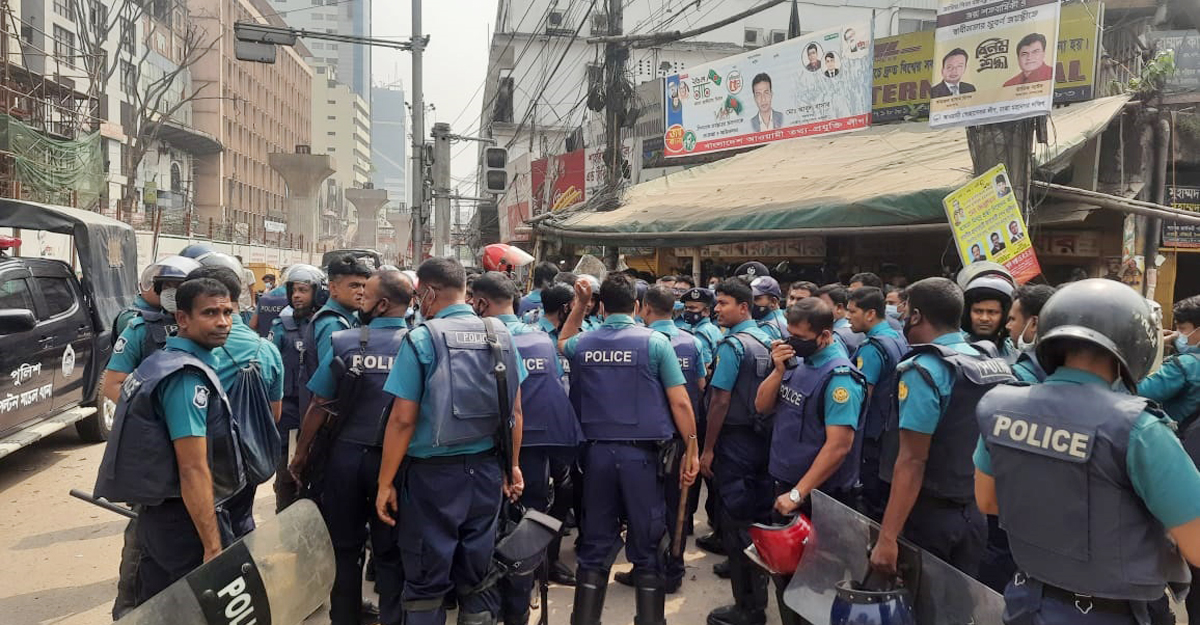 হেফাজতের বিক্ষোভকে কেন্দ্র করে সতর্ক পুলিশ