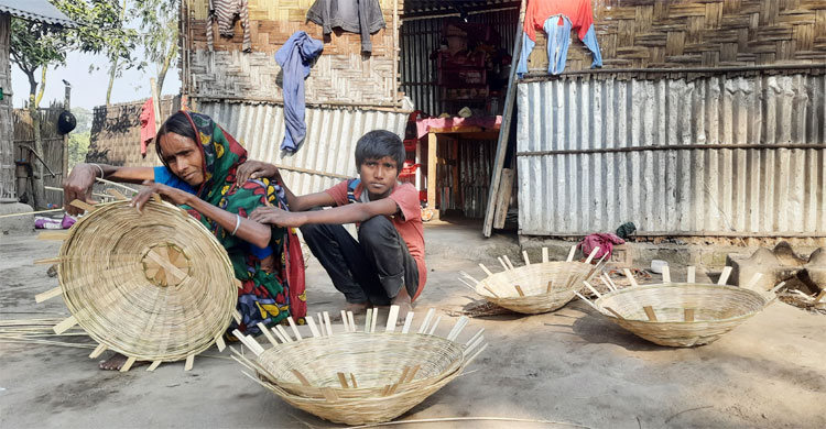 বাঁশ দিয়ে বিভিন্ন পণ্য তৈরি করেন হাসিনা