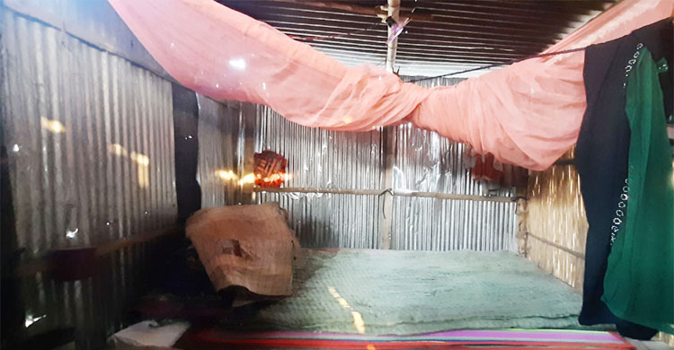 এমন ভাঙা ঘরেই দিন কাটে আঞ্জুয়ারার