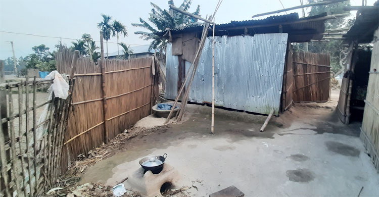 আঞ্জুয়ারার জরাজীর্ণ ঘর