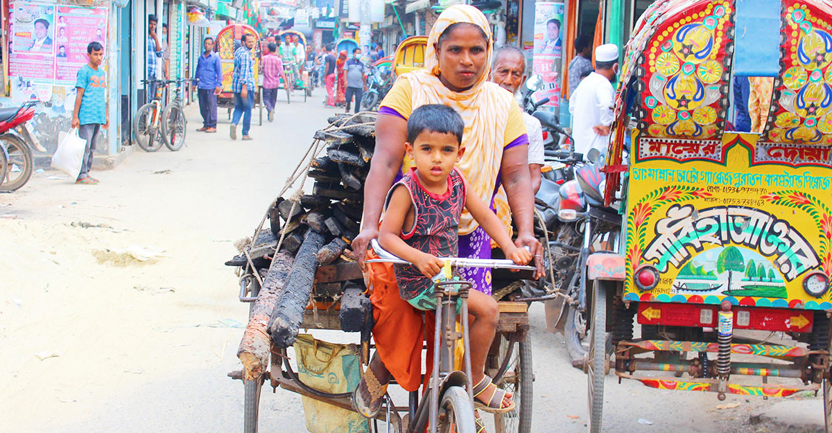 ভ্যান চালাই, ফুটপাতে ঘুমাই, মানুষে বলে নষ্টা