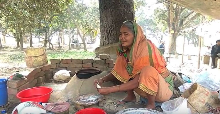 রুটি বানাচ্ছেন মিনা বেগম