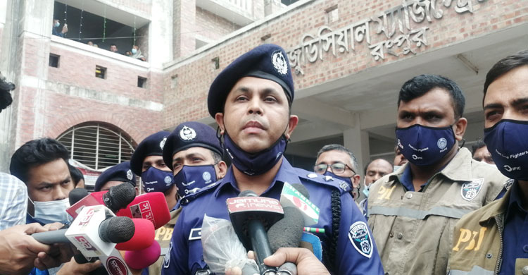 পুলিশ সুপার এ বি এম জাকির হোসেন সাংবাদিকদের ব্রিফ করছেন