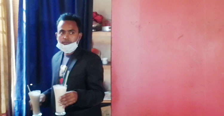 নিজের ফাস্টফুড প্রতিষ্ঠানে সেবা দিচ্ছেন রতন মিয়া