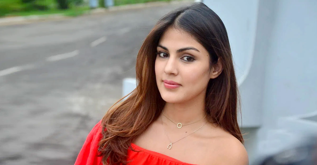 পোস্টার ও টিজার থেকে বাদ পড়লেন রিয়া