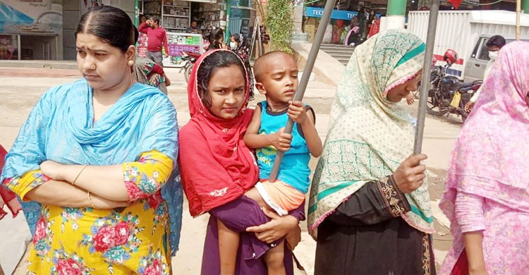 শিশুসন্তানদের কোলে নিয়ে মানববন্ধন করছেন মায়েরা