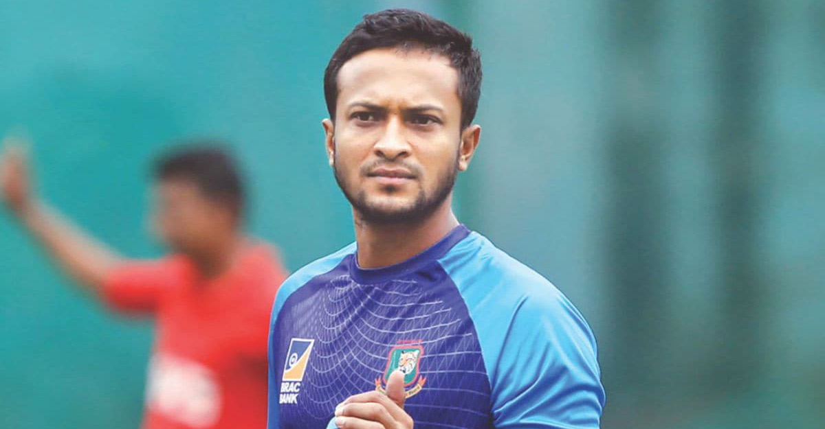 বিতর্কের বারুদ জ্বেলে দেশে ফিরলেন সাকিব