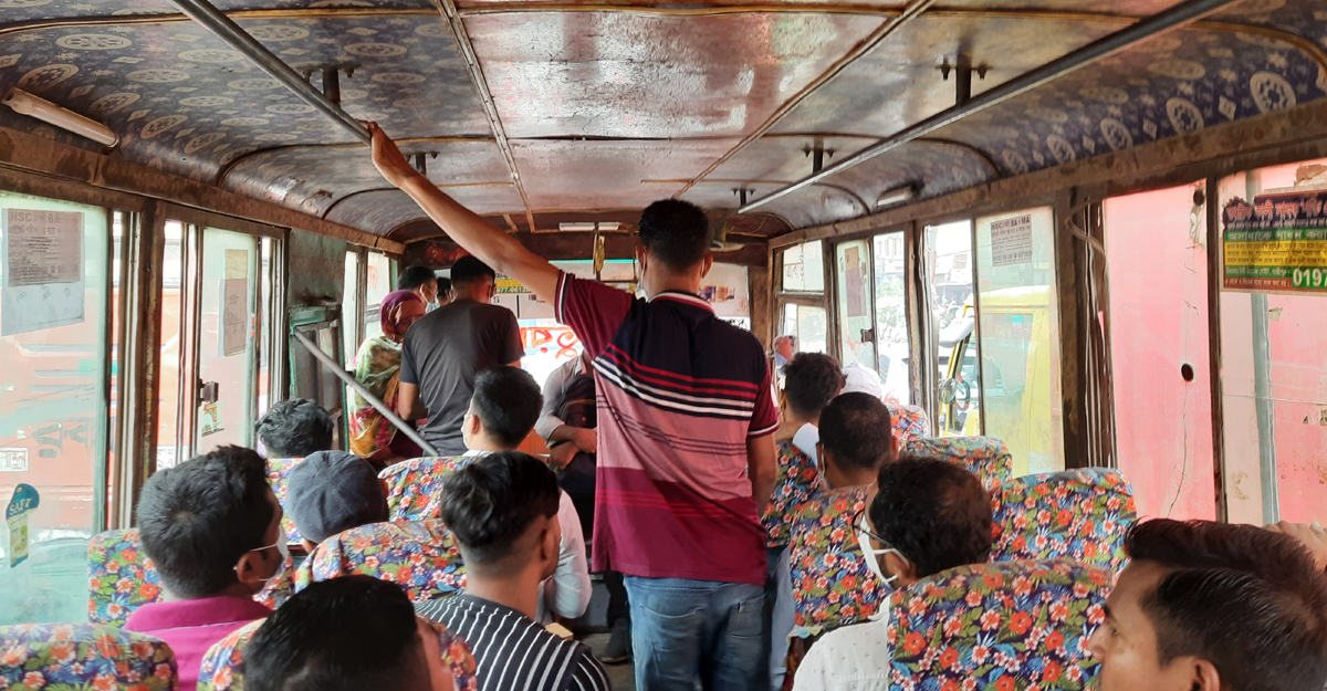 বাসে বাসে বাগবিতণ্ডা