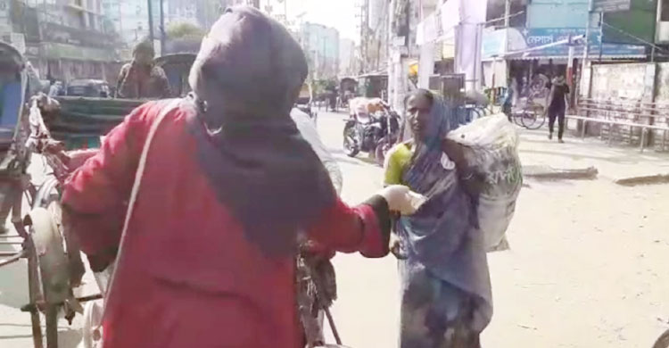 হতদরিদ্র এক নারীকে খাবার দিচ্ছেন জান্নাত