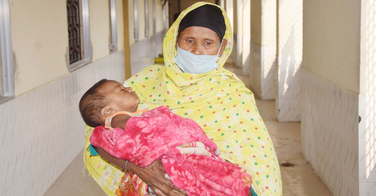 ৯ ঘণ্টা রিকশা চালিয়ে সন্তানকে নিয়ে হাসপাতালে বাবা