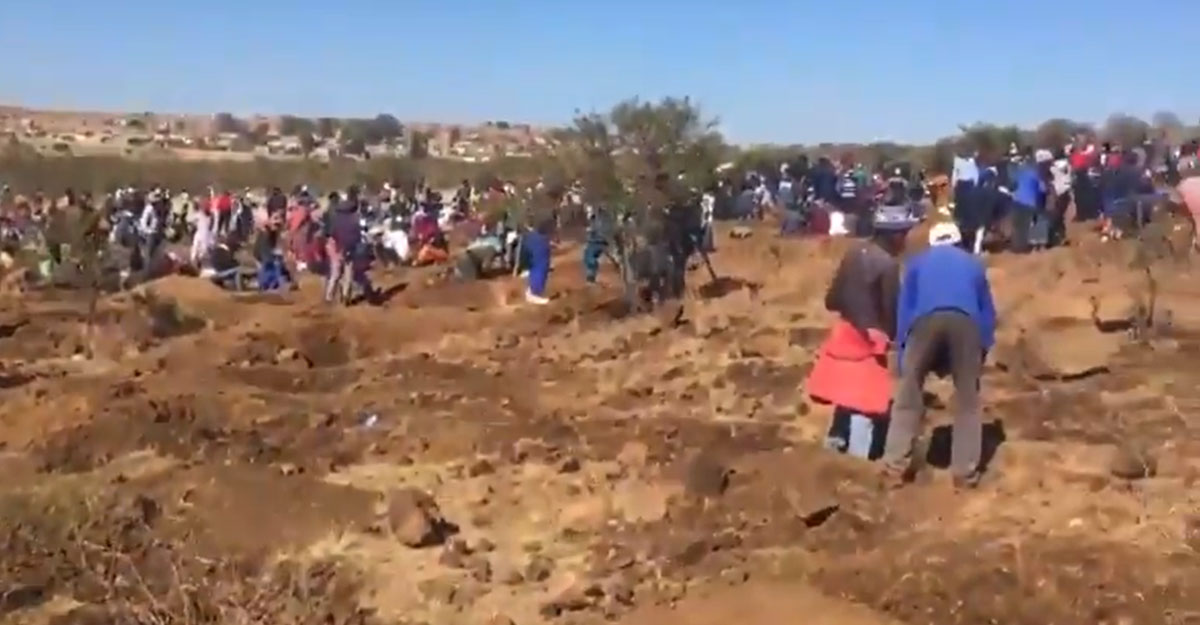 মাটি খুঁড়লেই মিলছে হীরা, বেলচা-কোদাল নিয়ে হাজির মানুষ (ভিডিও)