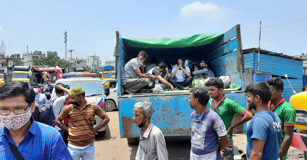 বিধিনিষেধ আমলে নিচ্ছেন না ঘরমুখো মানুষ