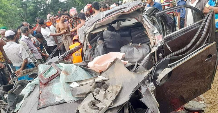 দুর্ঘটনায় দুমড়েমুচড়ে যাওয়া প্রাইভেট কার
