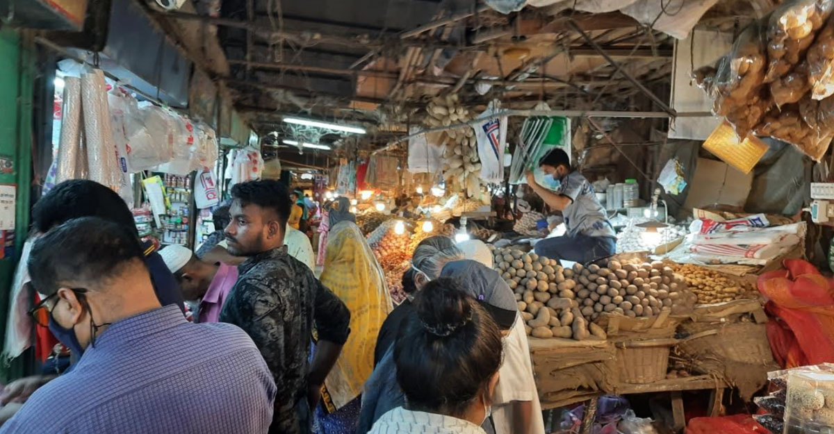 বাড়তি চাপ নিত্যপণ্যের বাজারে