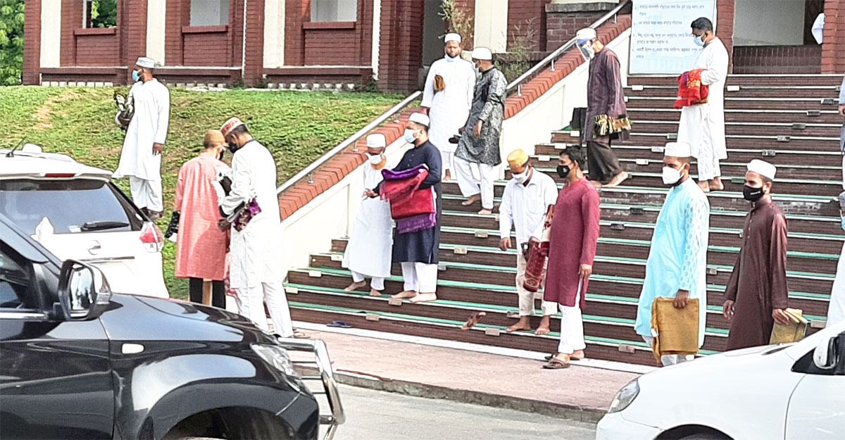 ছিল না চিরাচরিত কোলাকুলি আর করমর্দনের দৃশ্য