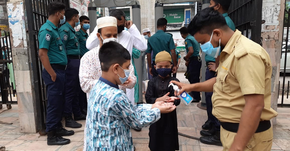 স্বাস্থ্যবিধি মেনেই ঢুকতে হচ্ছে মসজিদে