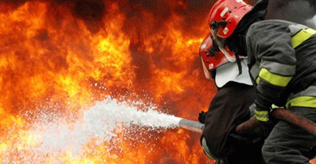 সায়েদাবাদে হোটেল ও ডেমরায় প্যাকেজিং কারখানায় আগুন