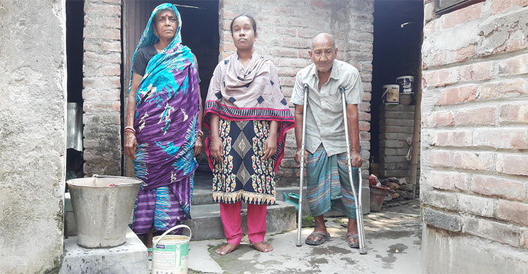 মা-বাবার সঙ্গে অঞ্জনা