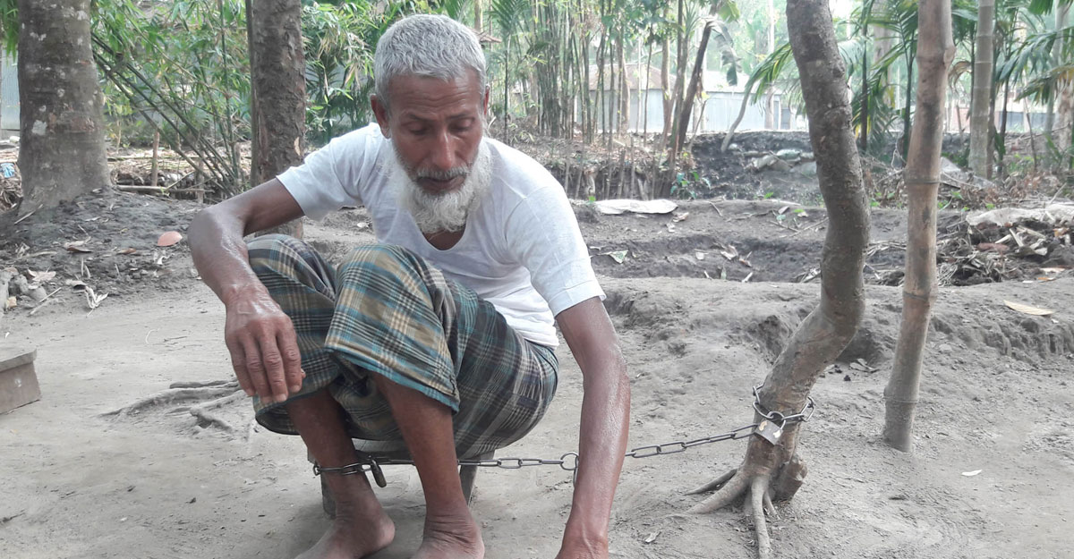 বৃদ্ধের পায়ে লোহার শিকল
