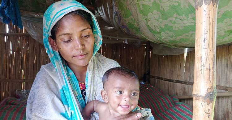 আমেনার কোলে শিশু ছেলে আবদুল শেখ