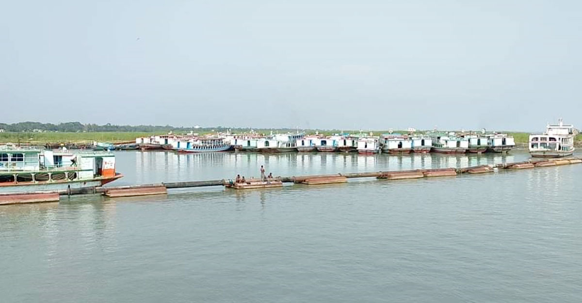 লঞ্চ চলাচল ঠেকাতে নদীতে লোহার পাইপ দিয়ে বেড়া