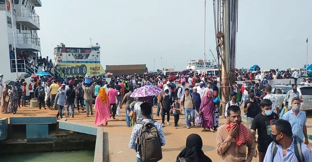 শিমুলিয়ায় ঢাকামুখী যাত্রীর চাপ, গুনতে হচ্ছে বাড়তি ভাড়া