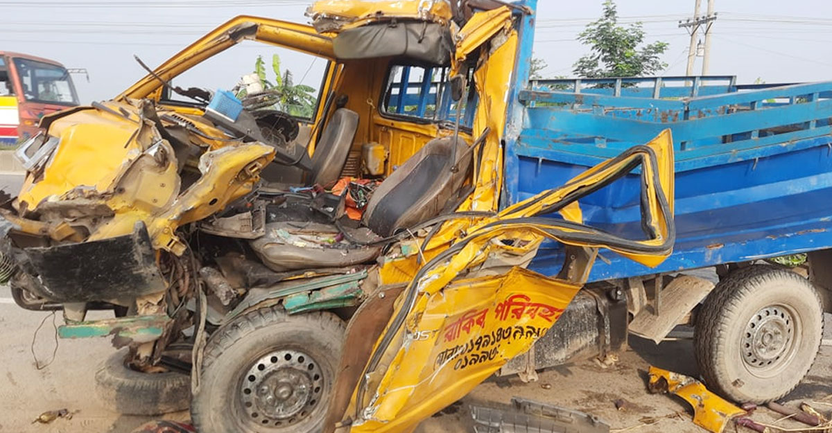 ট্রাকের পেছনে পিকআপের ধাক্কা, প্রাণ গেল একই পরিবারের ৩ জনের