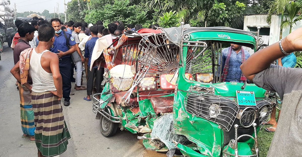 বাসের ধাক্কায় অটোরিকশার দুই যাত্রী নিহত