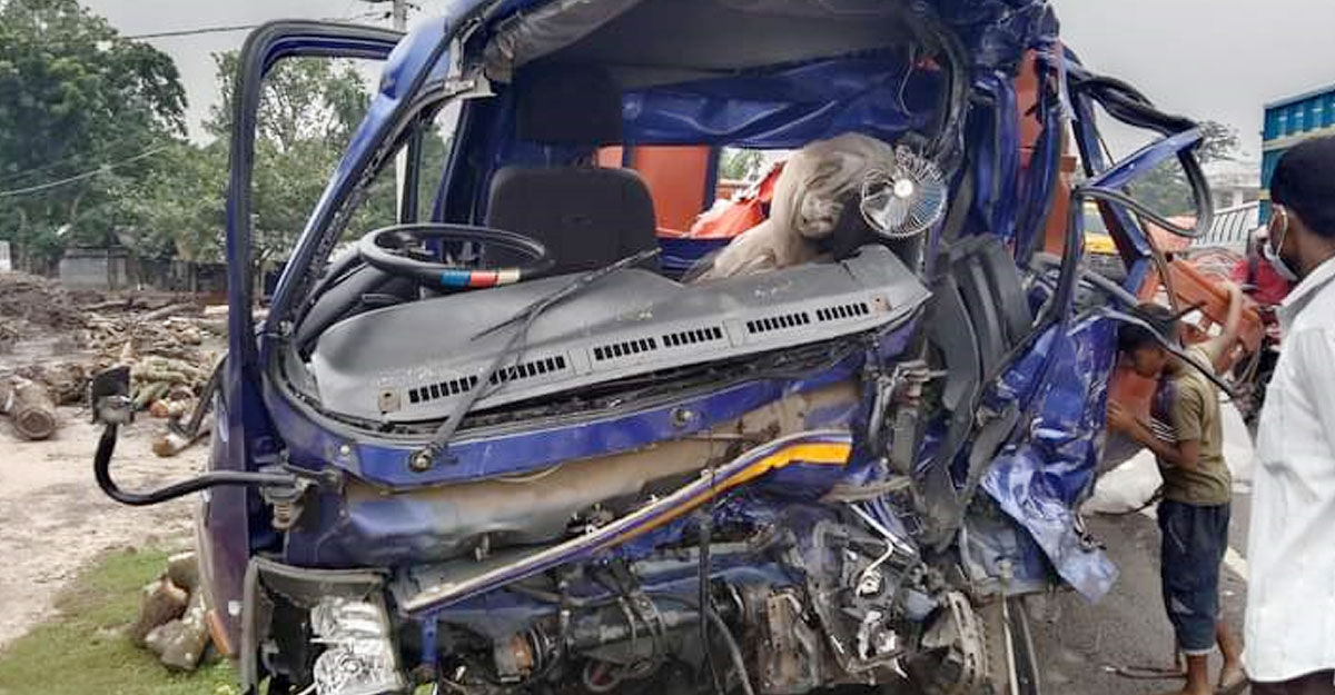 নওগাঁয় দুই ট্রাকের সংঘর্ষে প্রাণ গেল ২ জনের